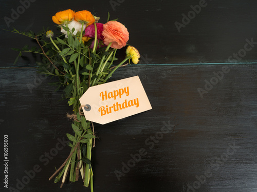 Canvas Print Happy Birthday - ein Blumenstrauß mit Textnachricht auf dunklen