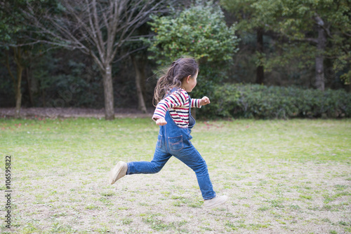 走る女の子 Stock 写真 Adobe Stock