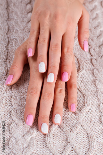 White-pink spring manicure.