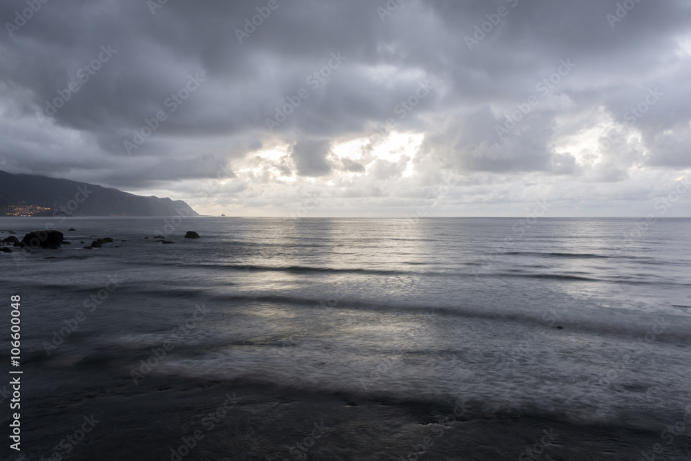 Obraz premium dark clouds over madeira ocean