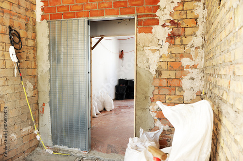 Placing a sliding door during the renovation of the house