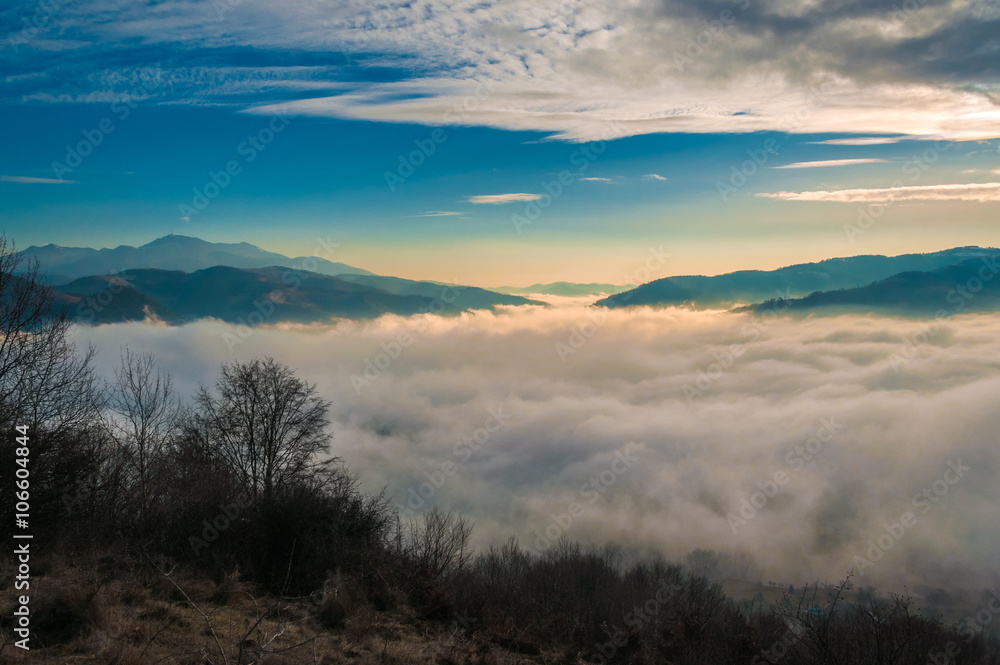 Obraz premium Rural landscape with low clouds