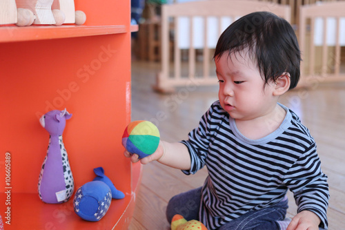 おもちゃのボールで遊ぶ赤ちゃん