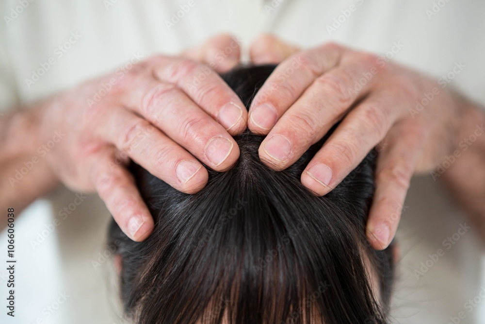 Obraz premium Close-up of woman receiving a head massage