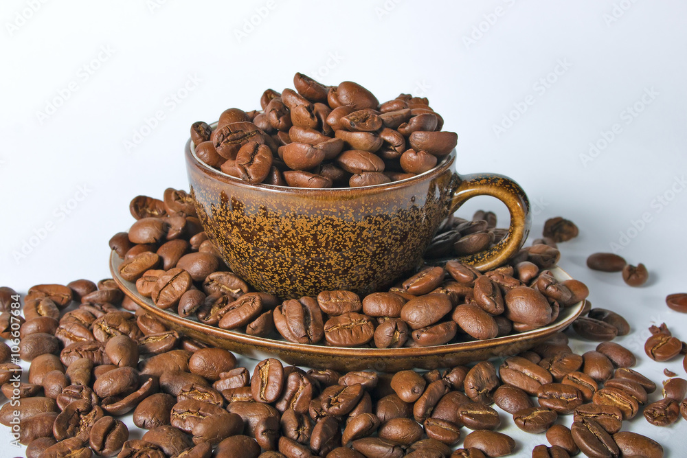 Fototapeta premium Close up coffee cup and beans on a white background