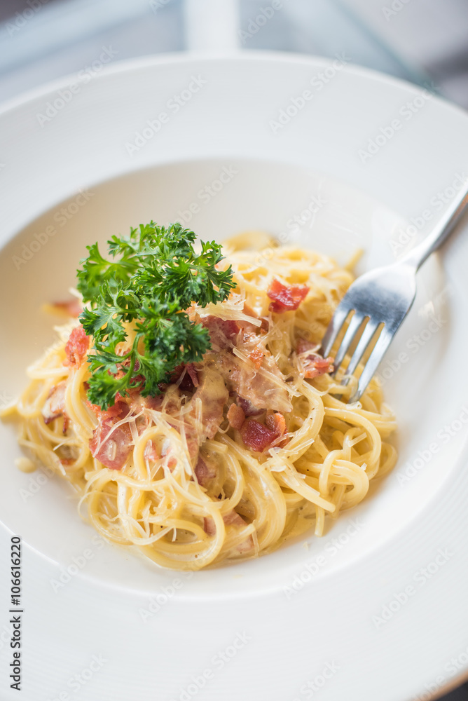 spaghetti carbonara on bowl