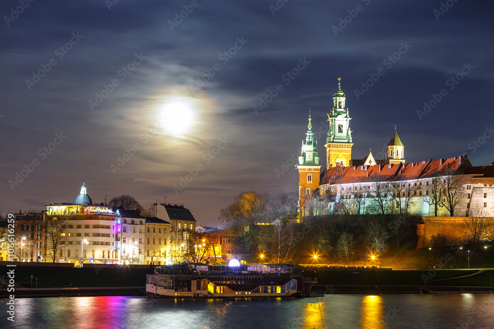 Obraz premium Full moon over Wawel Castle in the night in Krakow, Poland