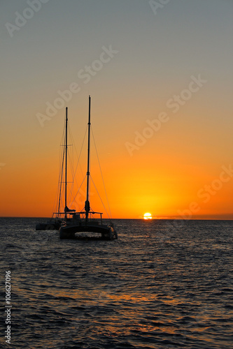 Segelkatamaran im Sonnenuntergang in der Karibik © isel69