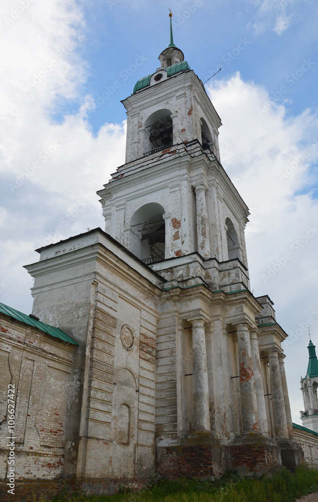 Fototapeta premium Надвратная колокольня Спасо-Яковлевского мужского монастыря (Ростов Великий)