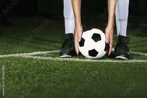 Foto Athlete placing soccer ball for corner kick