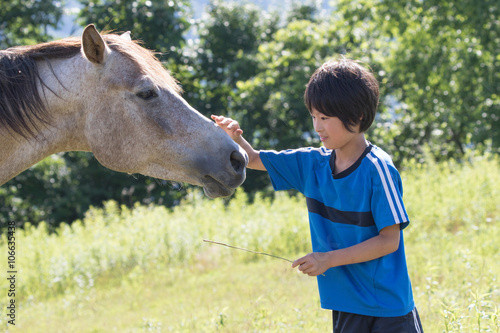 子供と白馬 photo