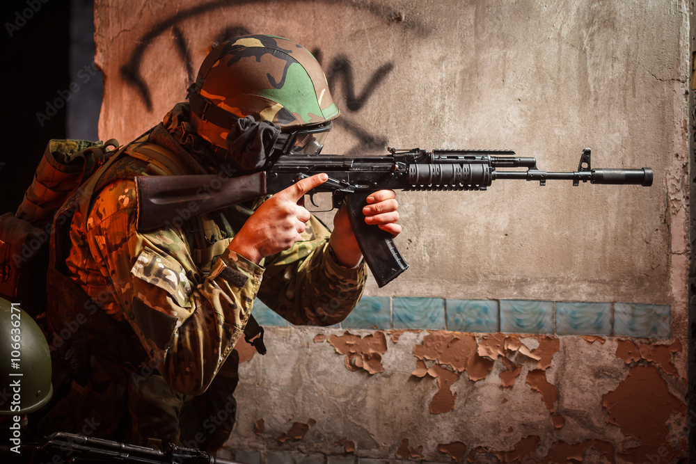 Fototapeta premium Soldier with the russian machine gun in abandoned building