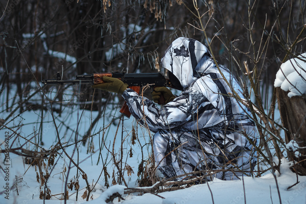 Obraz premium Soldier with the russian machine gun in snow