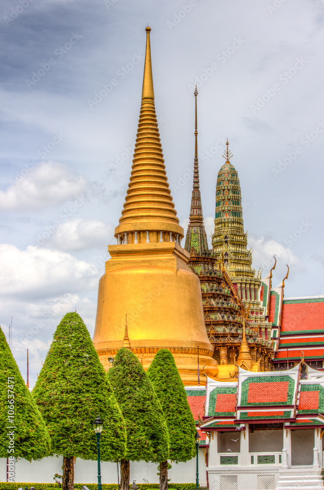 Fototapeta premium Public royal temple with sky background