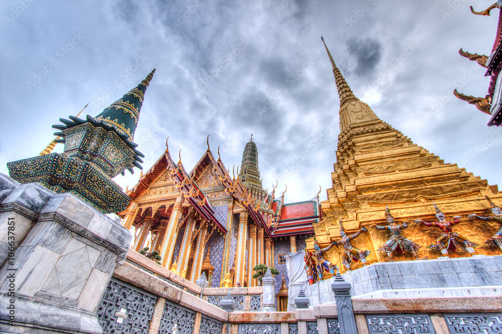 Fototapeta premium Public royal temple with sky background