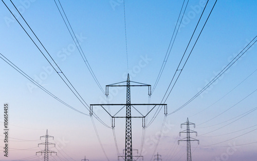 Strommast mit Stromleitung