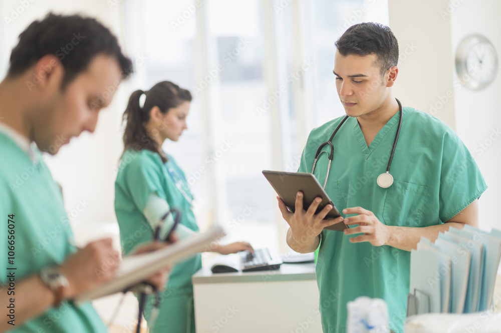 © JGI/Tom Grill/Blend Images - Hispanic nurses working in hospital