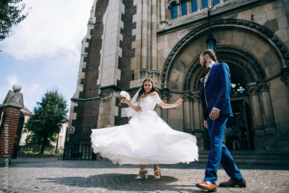 Obraz premium Happy romantic young couple celebrating their marriage. Wedding day, dance