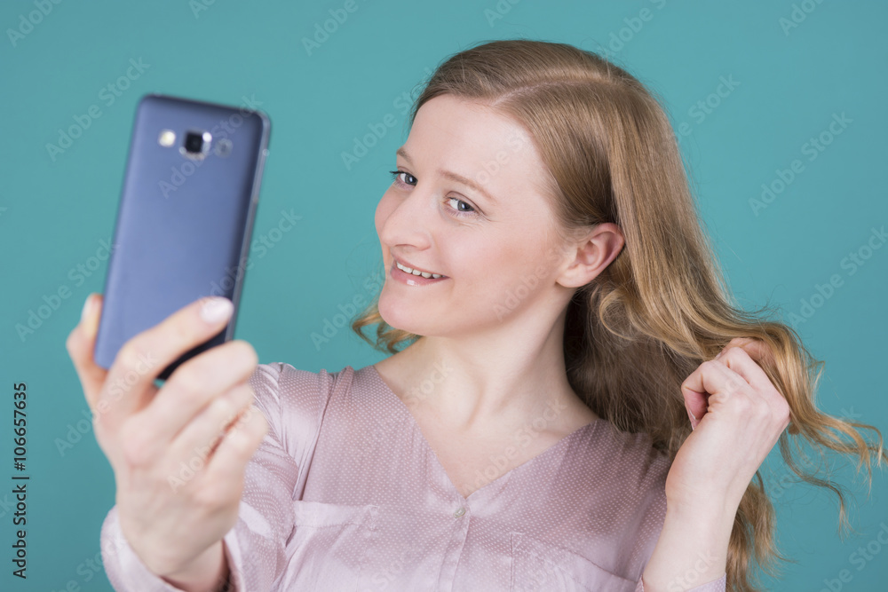 frau macht ein selfie für soziale netzwerke frau macht ein selfie für soziale netzwerke