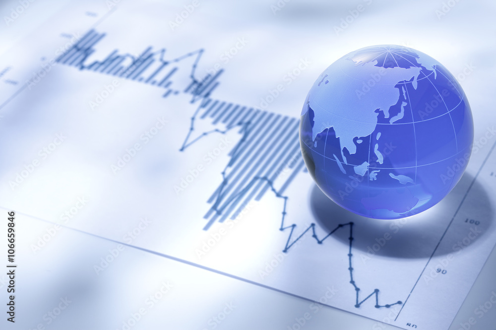 Fototapeta premium グローバルビジネス/ガラス製の地球とファイナンシャルチャート