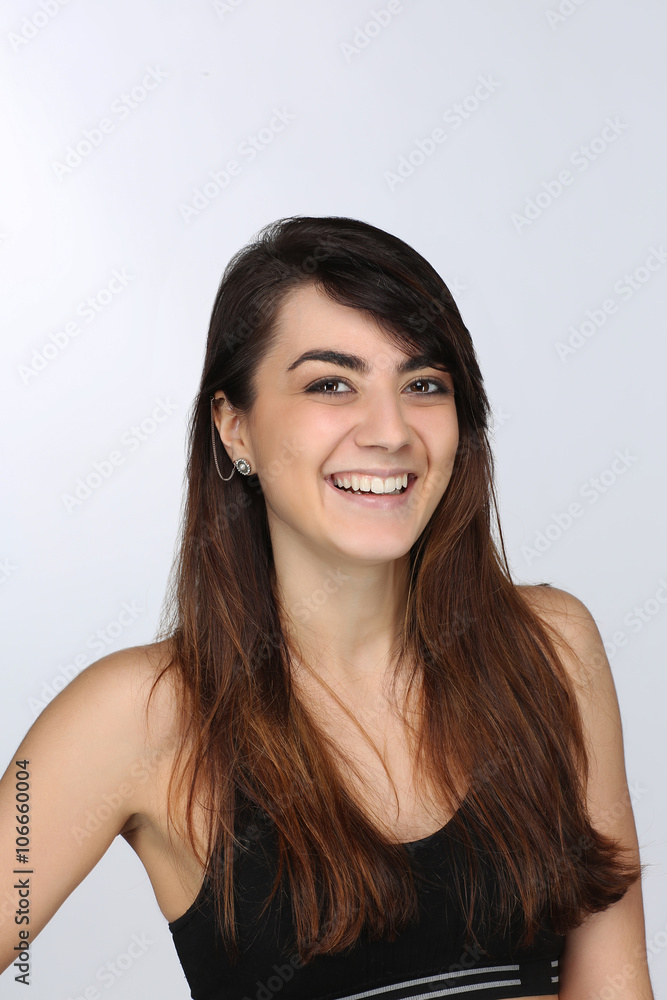 Portrait d'une jeune femme qui est heureuse Portrait d'une jeune femme qui est heureuse