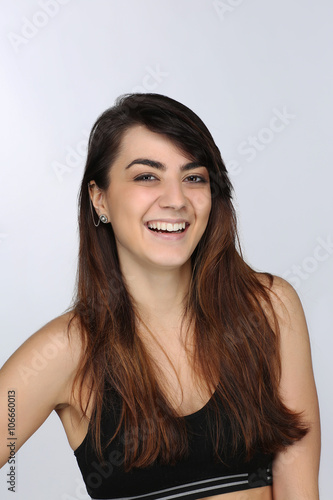 Portrait d'une jeune femme qui rigole