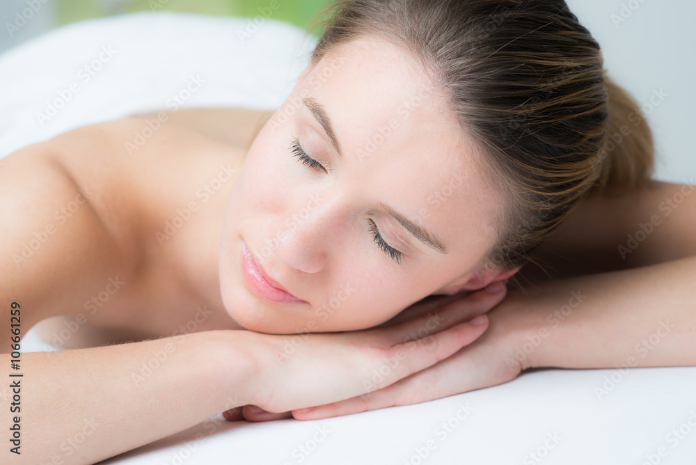 frau liegt entspannt zur wellnessmassage frau liegt entspannt zur wellnessmassage