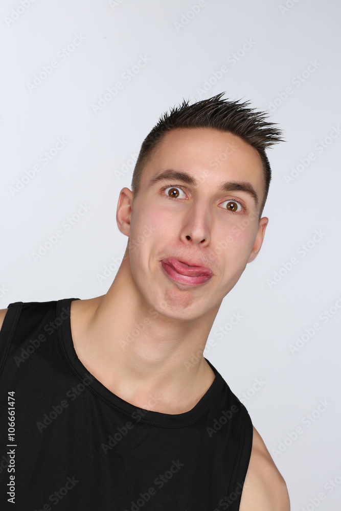 Portrait d'un jeune homme sur fond blanc Portrait d'un jeune homme sur fond blanc