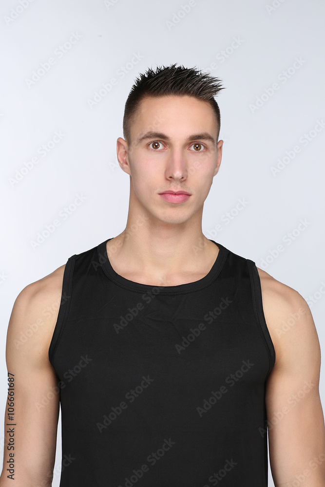 Portrait d'un jeune homme sur fond blanc Portrait d'un jeune homme sur fond blanc