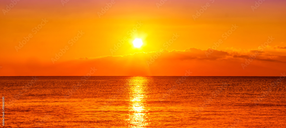 Obraz premium Ocean i zachód słońca