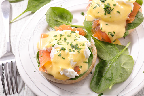 Tableau sur toile egg benedict with salmon