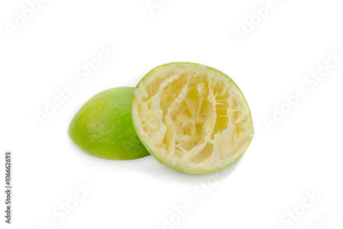 Konstfotografi green lemon was squeezed on background