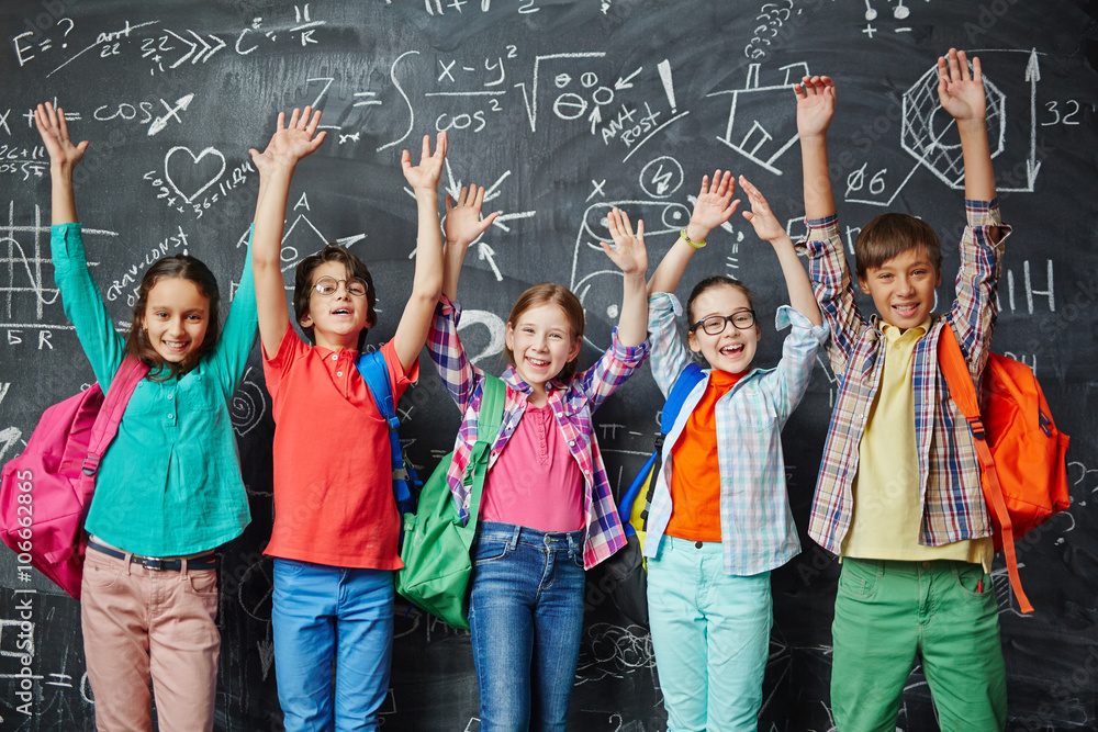 Obraz premium Ecstatic schoolchildren