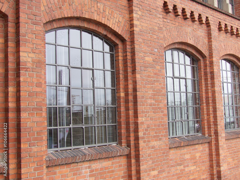 Große Fenster einer alten Fabrik mit Fassade aus Backstein in der  Klassikstadt im Stadtteil Fechenheim in Frankfurt am Main in Hessen  Stock-Foto | Adobe Stock