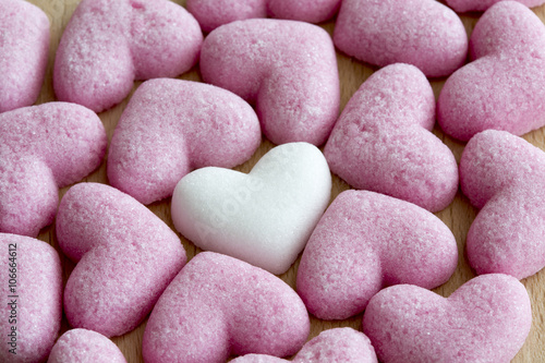 Cuore di zucchero bianco tra cuori rosa