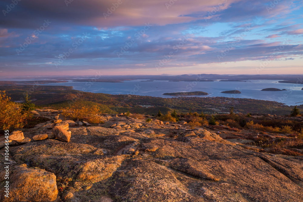 Obraz premium Beautiful fall colors of Acadia, Maine.