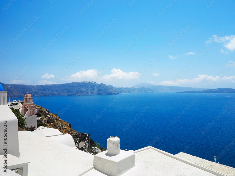 Obraz premium Romantic beautiful cityscape and blue sky of Oia on Santorini in