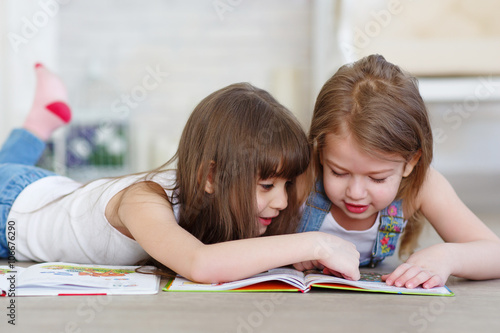 children read the book