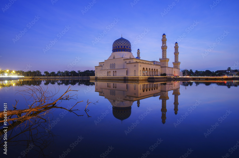 Fototapeta premium Blue hour scene at Kota Kinabalu Mosque, Sabah Borneo, Malaysia.