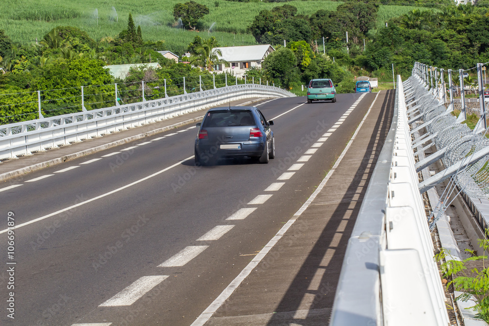barbelés anti-suicides sur pont de l'Entre-Deux, île de la Réunion barbelés anti-suicides sur pont de l'Entre-Deux, île de la Réunion