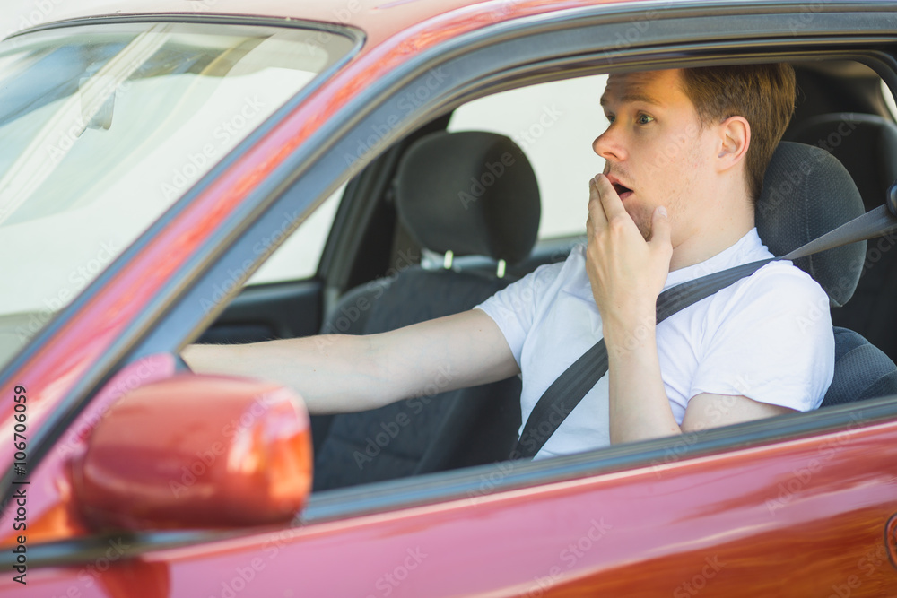 Junger Mann Sitzt Im Auto Und Ist Schockiert Stock Foto Adobe Stock