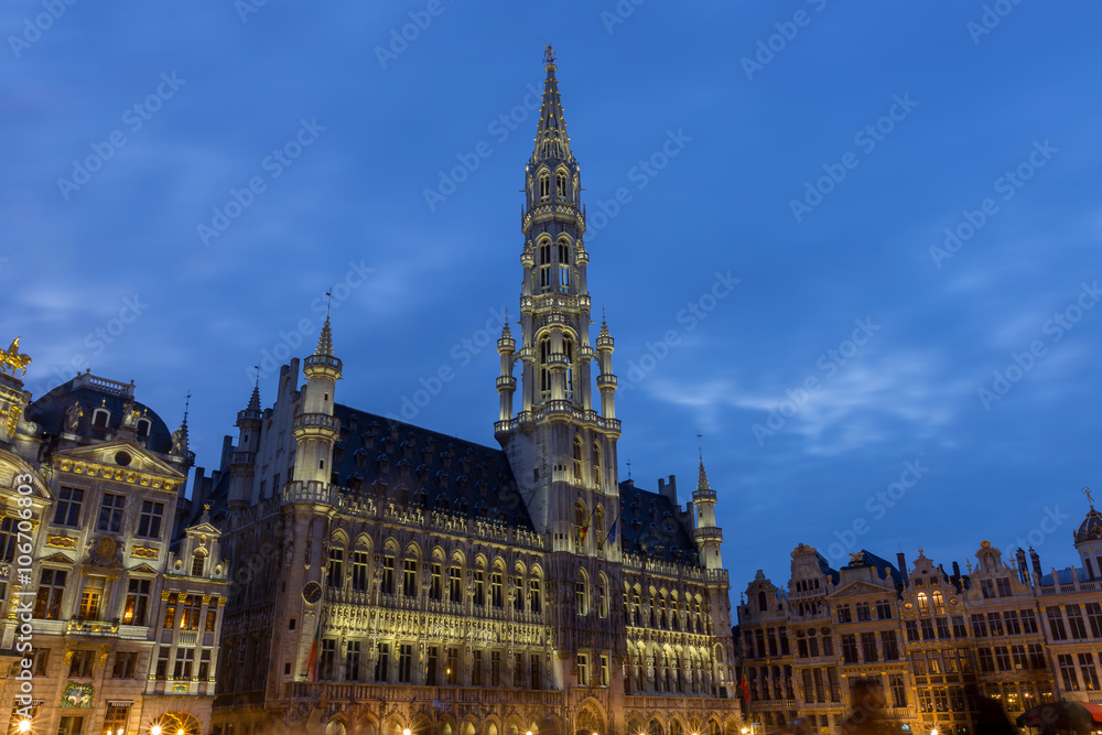 Fototapeta premium Grand place in Brussels,Belgium at dusk