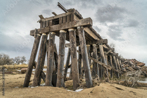 Fotografi destroyed railroad timber trestle
