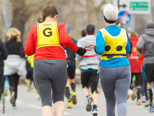 Obraz na plátně Blinde Frau läuft beim Marathon