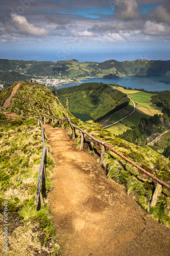 Obraz na płótnie Walking path leading to a view on the lakes of Sete Cidades, Azo w salonie