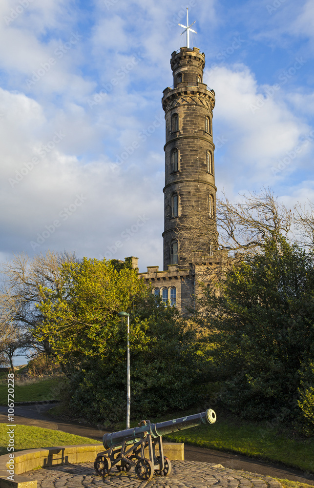 Obraz premium Nelson Monument in Edinburgh