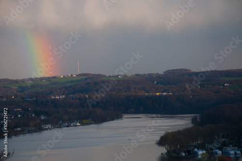 Blick über den Baldeneysee mit Regenbogen am Langenberger Sender