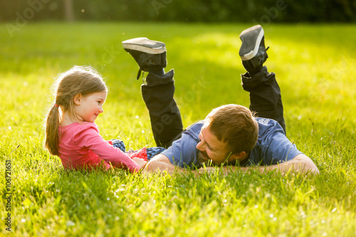 Obraz na płótnie Devoted father and daughter talking, having fun w salonie