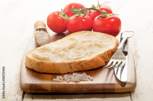 lard bread with coarse salt and tomatoes