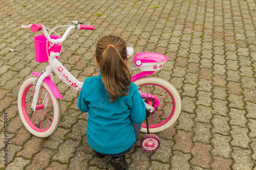 bambina che ripara la bicicletta photo